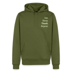 Design-Hoodie „Eat. Sleep. Thank. Repeat.“ für Herren aus Bio-Baumwolle, Farbe: khaki - Dankfabrik.
