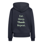 Design-Hoodie „Eat. Sleep. Thank. Repeat.“ für Damen aus Bio-Baumwolle, Farbe: navy-blau - Dankfabrik.