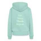 Design-Hoodie „Eat. Sleep. Thank. Repeat.“ für Damen aus Bio-Baumwolle, Farbe: türkis - Dankfabrik.