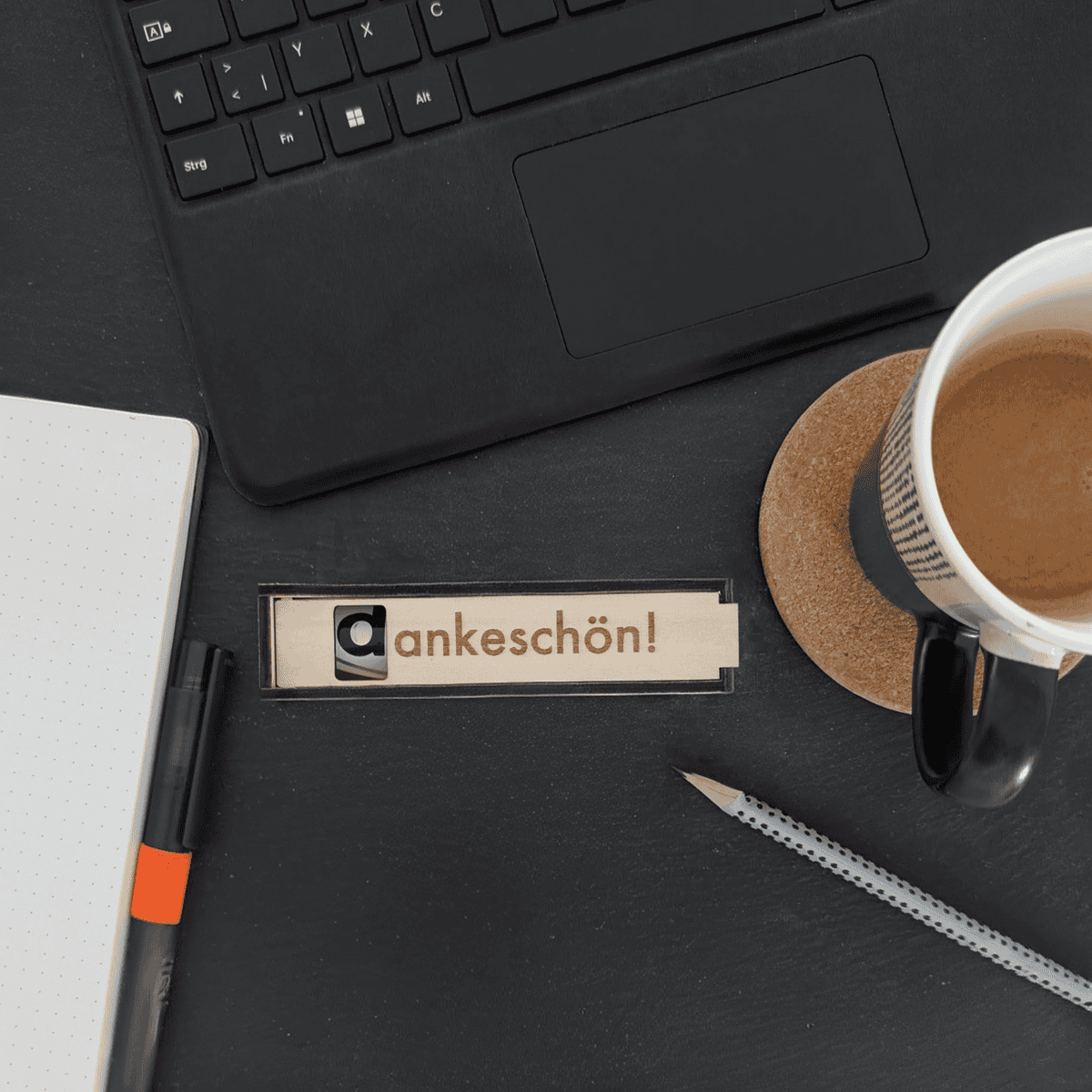 Hochwertige Dankeschön Duplo Box aus Echtholz mit Gravur auf Schreibtisch. Nachhaltige Aufbewahrung von Dankfabrik für mehr Wertschätzung.