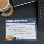 Großer ausgefüllter Dankzettel am Schreibtisch aus hochwertigem Papier für Teams, Workshops und Büros, um Wertschätzung auszudrücken.