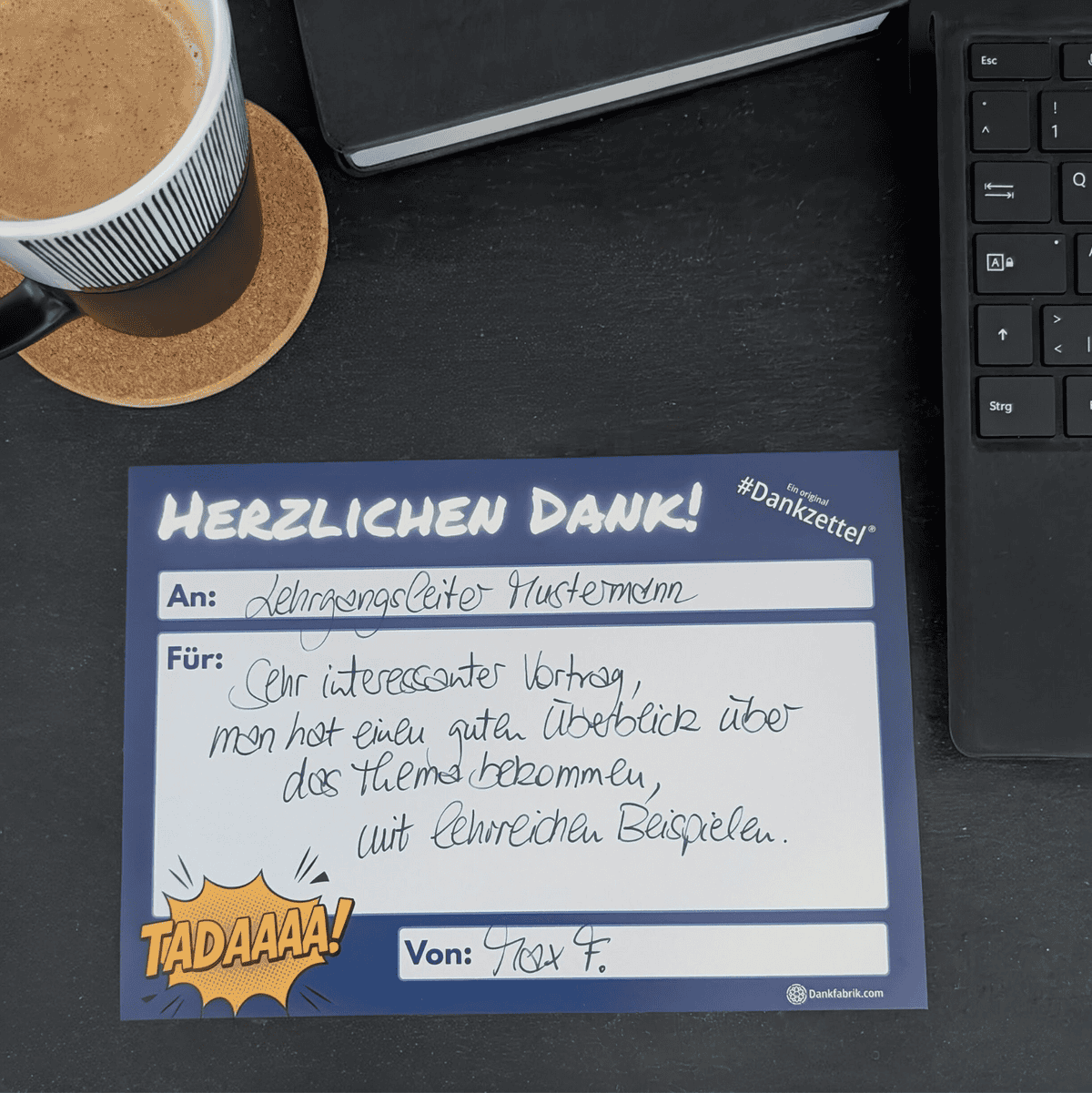 Großer ausgefüllter Dankzettel am Schreibtisch aus hochwertigem Papier für Teams, Workshops und Büros, um Wertschätzung auszudrücken.