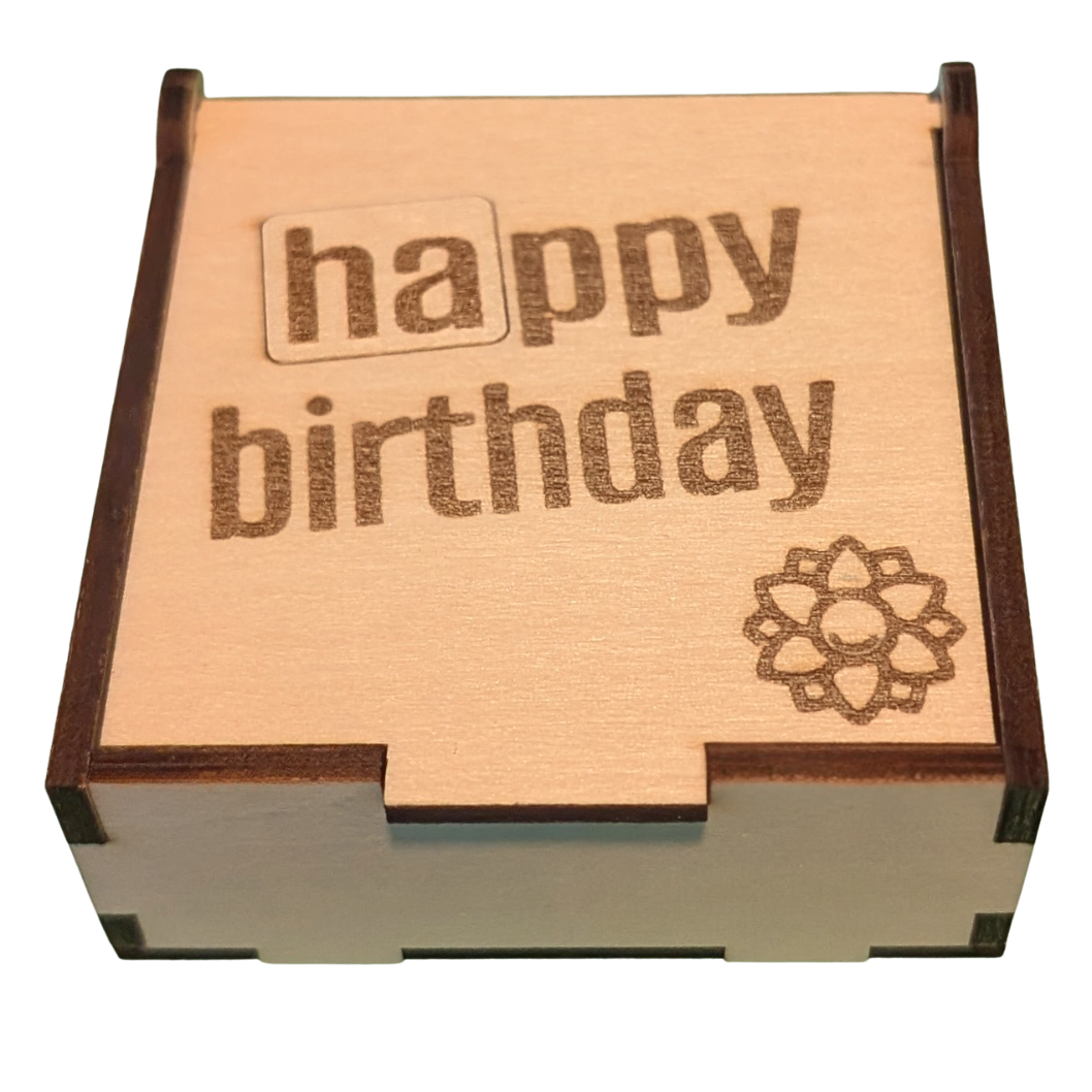 Hochwertige Happy-Birthday Hanuta  Box aus Echtholz mit Gravur, nachhaltige Aufbewahrung von Dankfabrik.
