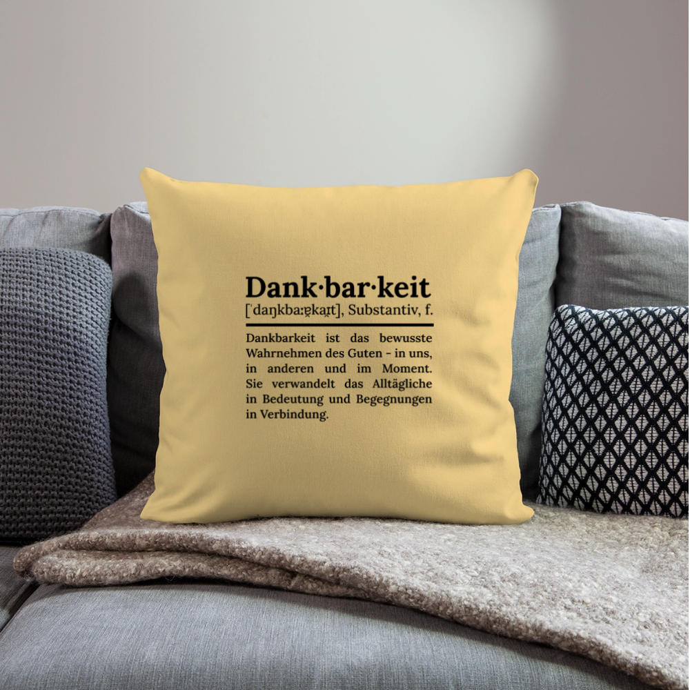 Design-Kissen „Dankbarkeit“ in hellem gelben Farbton auf dem Sofa, gemütliches Wohnaccessoire für ein schönes Zuhause von Dankfabrik.