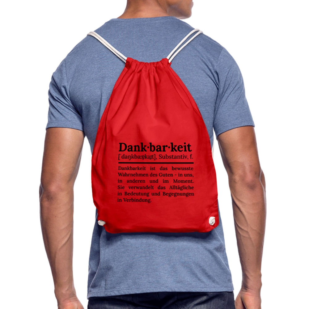 Getragener Design-Turnbeutel „Dankbarkeit“ in hellrot aus Bio-Baumwolle. Nachhaltiger Stoffbeutel als treuer Alltagsbegleiter.